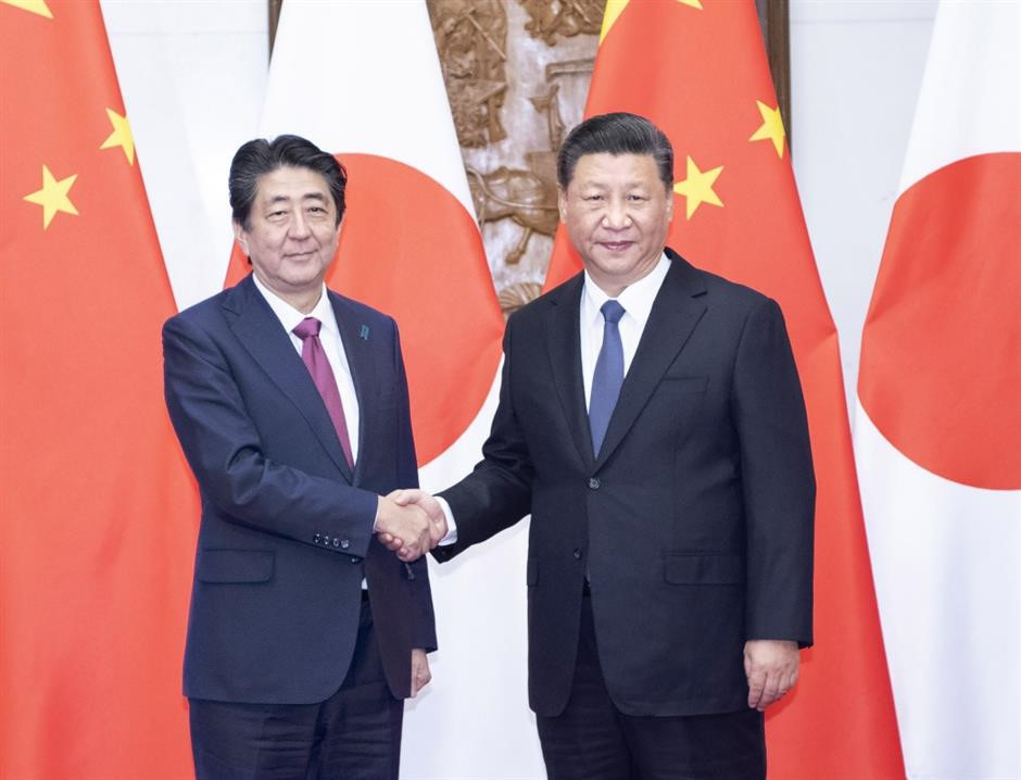 Chủ tịch Trung Quốc Tập Cận Bình và Thủ tướng Nhật Bản Shinzo Abe bắt tay tại Bắc Kinh ngày 26/10. Ảnh: Nikkei