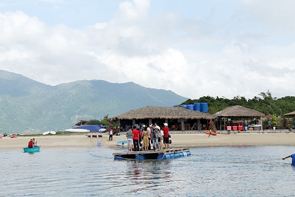 p/Công ty Sơn Nam đã chấp hành tháo dỡ bến tạm và buộc phải làm bè di động để đưa khách lên đảo.