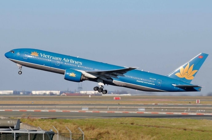 Máy bay Vietnam Airlines cất cánh tại sân bay Cát Bi.