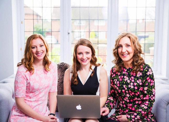 Caroline (giữa) và các cộng sự tại văn phòng của Mutual Attraction ở London. Ảnh: The sun.