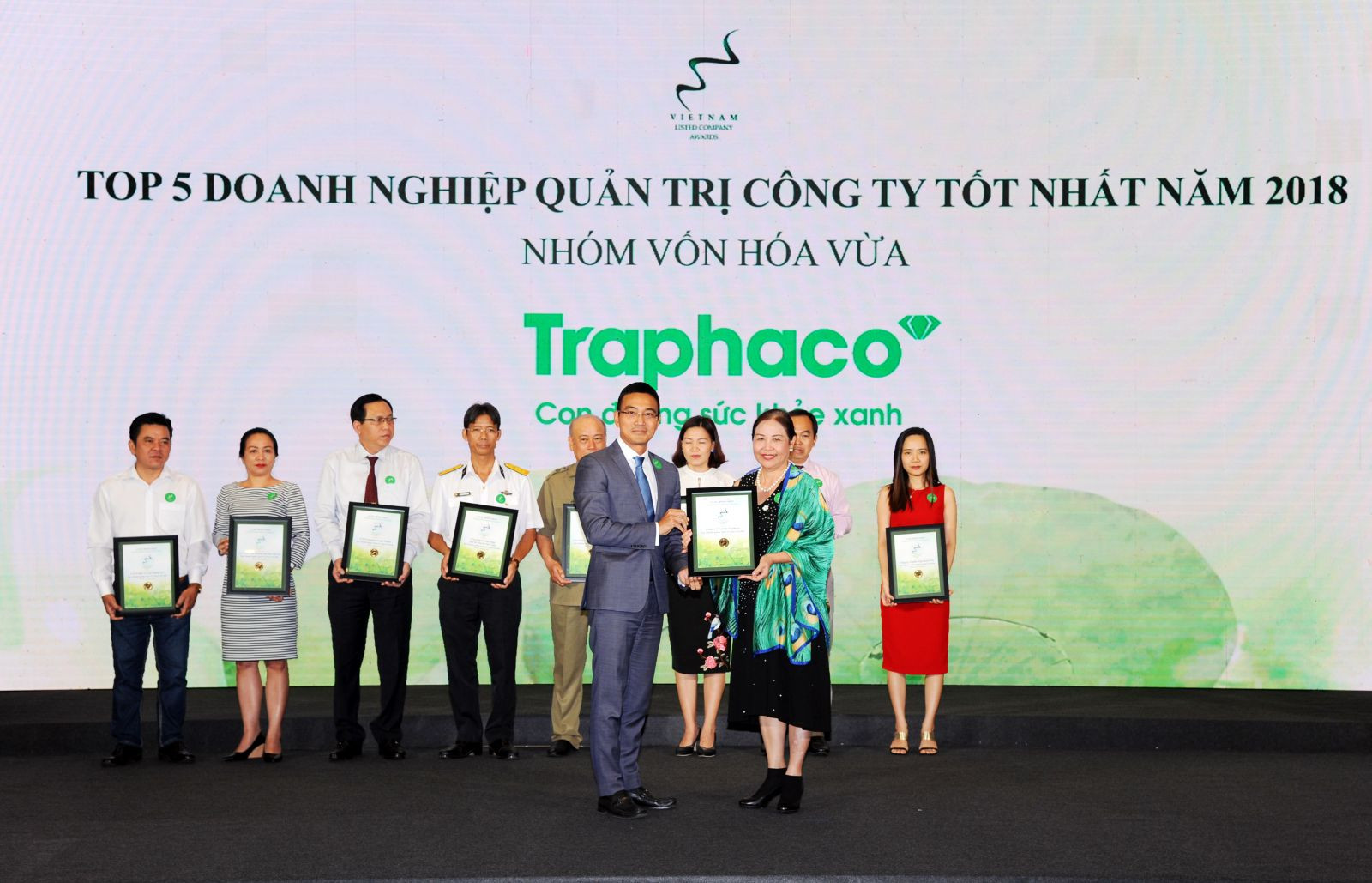 Bà Vũ Thị Thuận - Chủ tịch HĐQT Công ty CP Traphaco đại diện doanh nghiệp nhận giảip/Top 5 Quản trị công ty tốt nhất