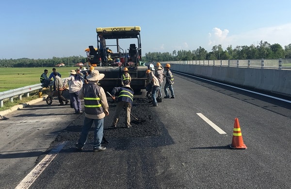 Nhiều đoạn bong tróc, buộc chủ đầu tư phải yêu cầu đơn vị thi công thảm lại bê tông mặt đường.