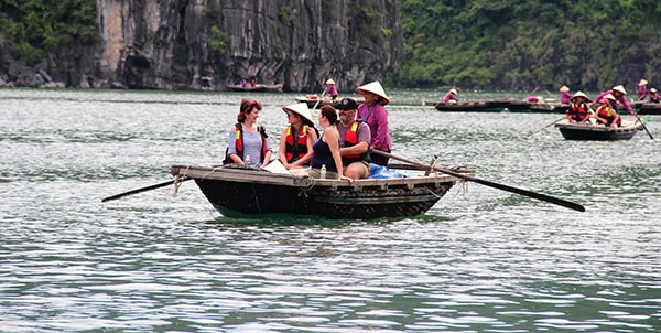 p/Chèo thuyền cho khách du lịch tham quan vịnh Hạ Long là công việc được nhiều ngư dân lựa chọn khi chuyển đổi nghề. Ảnh Lê Cường