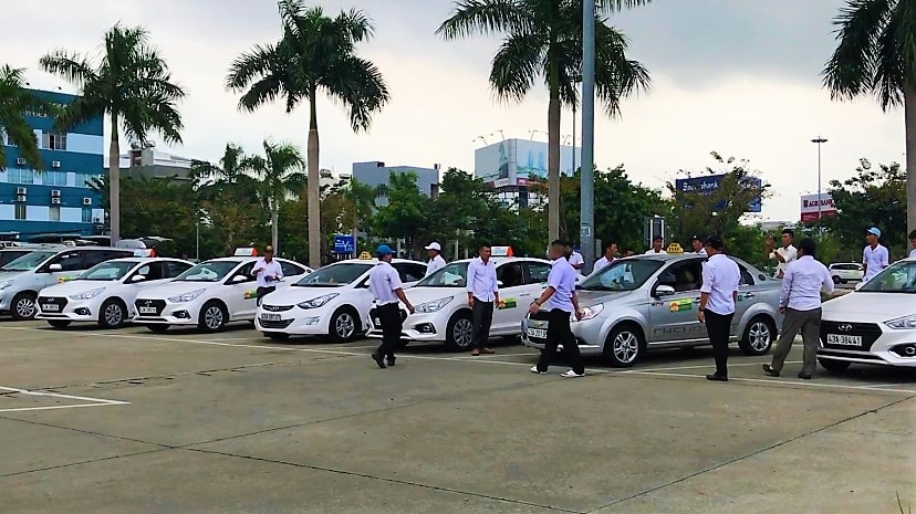 Trả lời về nguyên nhân sự việc, một tài xế đề nghị giấu tên của hãng taxi Hàng không tại Sân bay cho biết: “Việc ngưng đón khách đồng loạt nhằm phản đối tình trạng Grab, xe dù giành khách”. 