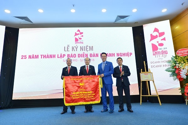 Ông Đặng Hồng Anh - Chủ tịch Hội Doanh nhân Trẻ sẽ lên sân khấu công bố quyết định khen thưởng, trao tặng bằng khen cùng cờ chướng dành cho tập thể cán bộ phóng viên, Biên tập viên Báo Diễn đàn Doanh nghiệp vì những đóng góp cho phong trao doanh nhân trẻ.