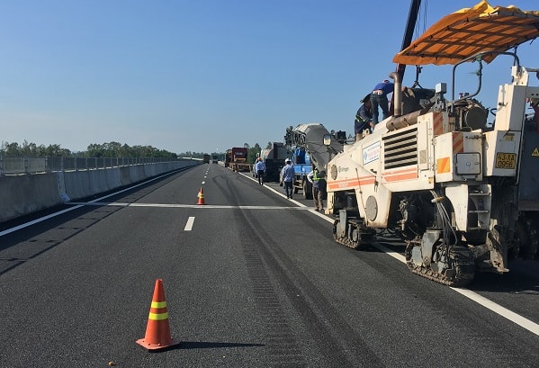 Nhiều đoạn bong tróc, buộc chủ đầu tư phải yêu cầu đơn vị thi công thảm lại bê tông mặt đường.