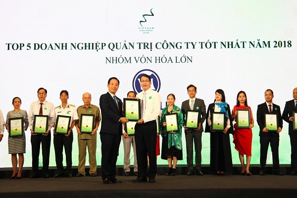 Ông Trần Chí Sơn – đại diện Vinamilk nhận chứng nhận trong lễ trao giải Cuộc bình chọn Doanh nghiệp niêm yết năm 2018.