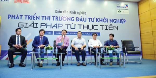 Diễn giả Nguyễn Văn Lộc (bìa trái) tại Diễn đàn Khởi nghiệp do báo Diễn đàn Doanh nghiệp tổ chức