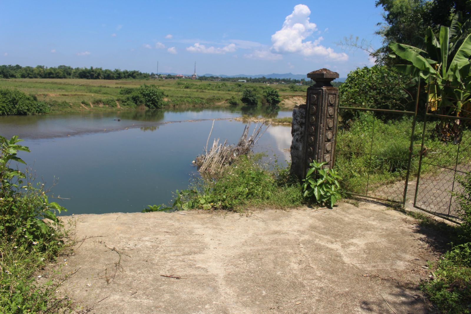 Con đường bê tông chạy quanh làng đã bị đứt đoạn