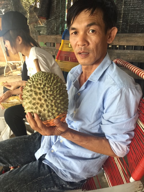 Anh Nguyễn Trí Tâm giới thiệu về trái sầu riêng giống Musang King có nguồn gốc từ Malaysia.