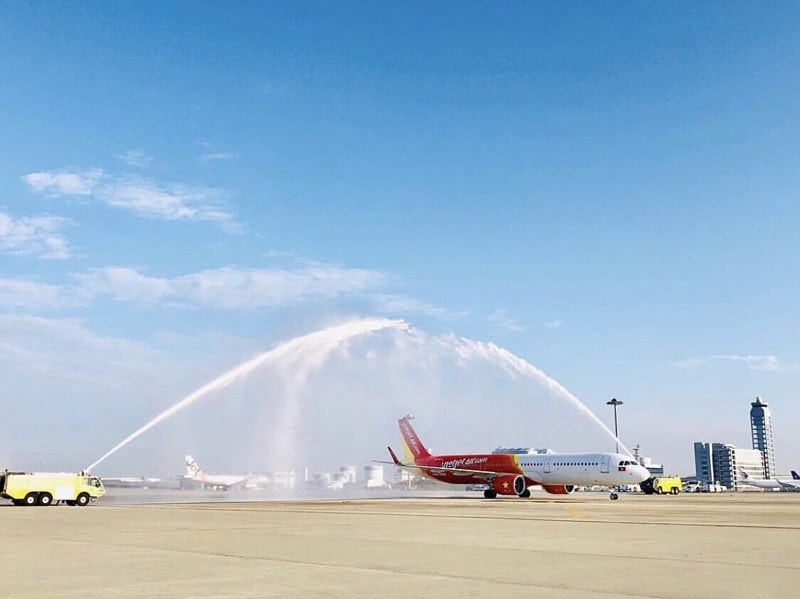 Vòi rồng chào đón tàu bay VietJet tại sân bay Kansai