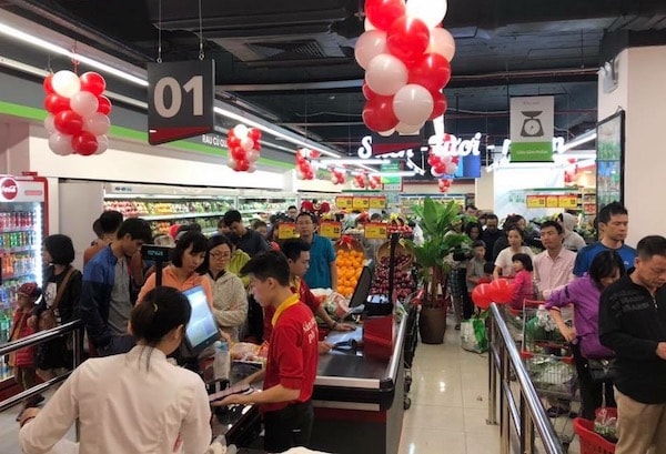 Đông đảo người dân hào hứng tới VinMart mới mua sắm ngay trong ngày đầu khai trương