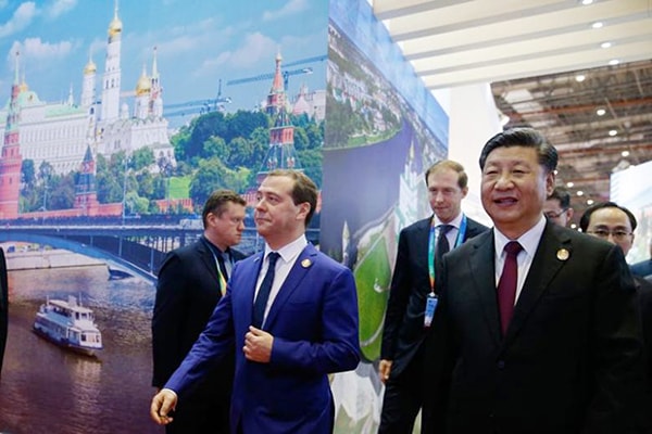 p/Trong chuyến thăm mới đây của Thủ tướng Nga Medvedev, hai bên đã xem xét gia hạn thỏa thuận hoán đổi tiền tệ trị giá 25 tỷ USD trong 3 năm.p/(Thủ tướng Nga Dmitry Medvedev (trái) và Chủ tịch Trung Quốc Tập Cận Bình thăm triển lãm quốc gia Trung Quốc. Ảnh:p/AFP)