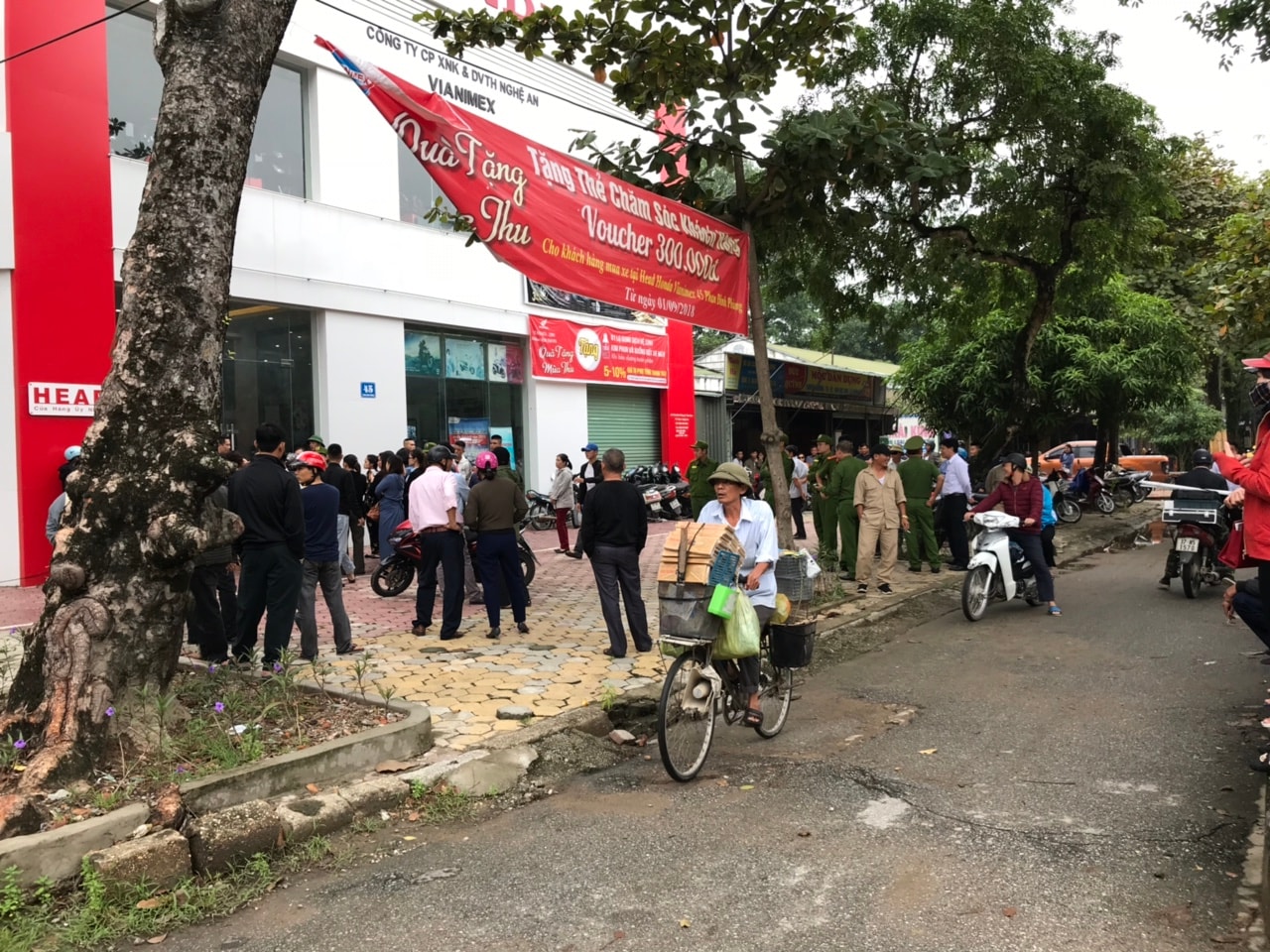 Nhiều người được cho là lạ mặt kéo đến tự ý khóa cửa hàng, “niêm phong” trụ sở doanh nghiệp VIANIMEX