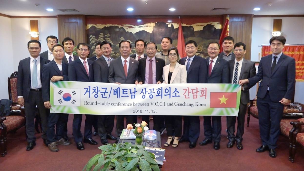 Phó Chủ tịch VCCI Hoàng Quang Phòng tiếp đón Thị trưởng Koo In-Moo và đoàn thành phố Geochang