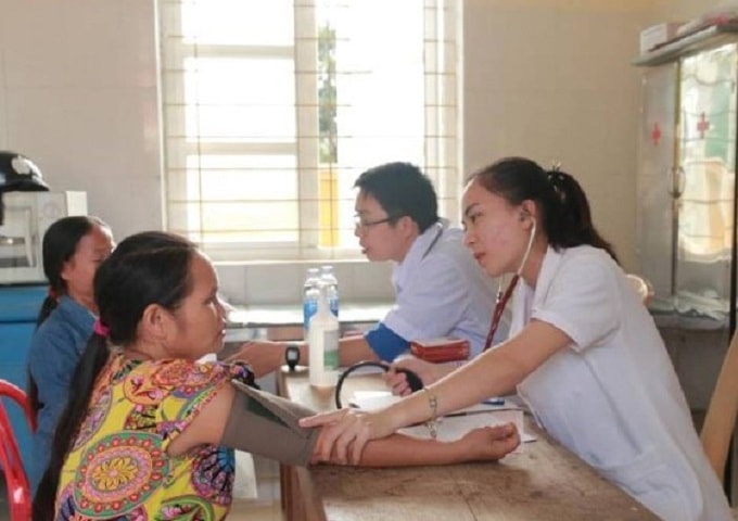 Công tác khám chữa bệnh và phát thuốc cho bà con tại xã Tam Trung, huyện Bá Thước