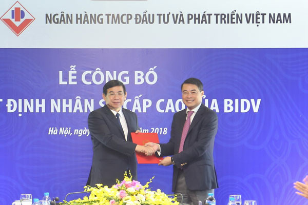 Thống đốc Lê Minh Hưng trao Quyết định bổ nhiệm cho ông Phan Đức Tú