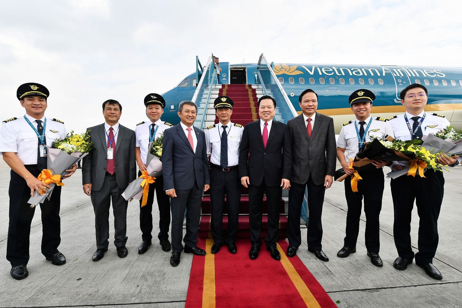 Các đại biểu chụp ảnh lưu niệm cùng tổ bay: Ông Nguyễn Hoàng Anh - Chủ tịch Uỷ ban Quản lý vốn Nhà nước tại doanh nghiệp (thứ 4 từ phải sang), ông Dương Trí Thành - Tổng Giám đốc Vietnam Airlines (thứ 4 từ trái sang), ông Nguyễn Thái Trung – Phó Tổng giám đốc Vietnam Airlines (chính giữa)