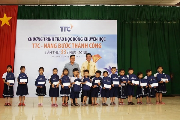 Ông Đặng Văn Thành (bìa phải), Chủ tịch Tập đoàn TTC trao học bổng cho các em học sinh.