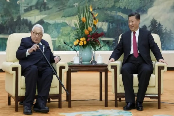 Chinese President Xi Jinping meets former U.S. Secretary of State Henry Kissinger at the Great Hall of the People in Beijing, China, November 8, 2018. REUTERS/Thomas Peter/Pool