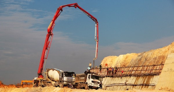 Tuyến kè hàng trăm tỷ đồng đang gấp rút hoàn thành.