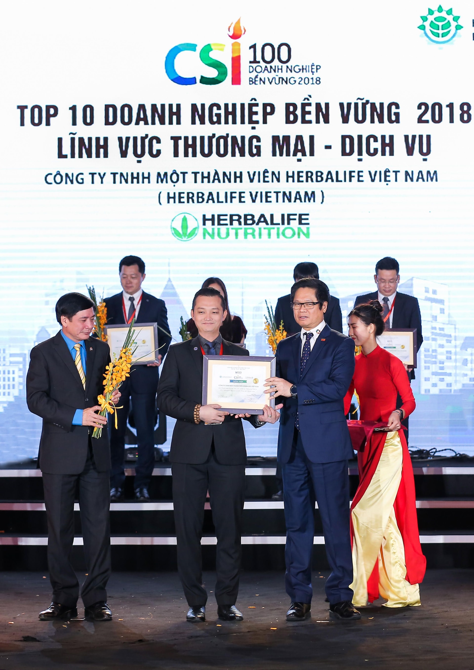 Ông Phạm Tường Huy, Tổng Giám đốc Herbalife Việt Nam nhận giải thưởng Doanh Nghiệp Bền Vững 2018