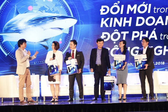 Ông Hoàng Tuấn Anh chia sẻ thông điệp khoá điện tử PHGLock tại diễn đàn Shark Tank Forum 2018. Ảnh nhân vật cung cấp