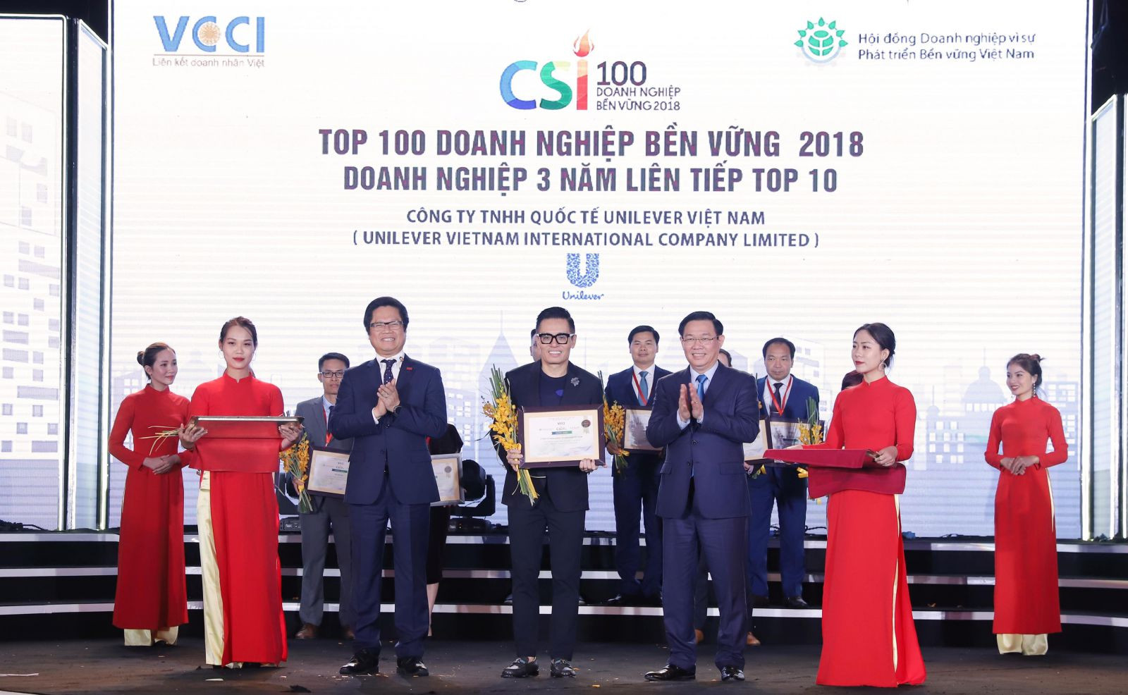 Ông Trần Vũ Hoài, đại diện Unilever Việt Nam vinh dự nhận giải Top 10 Doanh nghiệp bền vững xuất sắc nhất 2018 và 3 năm liền lọt Top 10 Doanh nghiệp bền vững