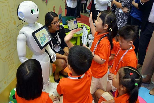 p/Robot Pepper và hỗ trợ các giáo viên tại trường mẫu giáo ở Singapore.