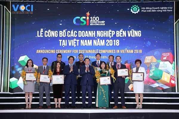 Ông Nguyễn Chí Cường – Giám đốc nhà máy sữa Vinamilk Tiên Sơn đại diện Vinamilk nhận bằng khen từ Phó Thủ tướng Vương Đình Huệ trong Lễ vinh danh Top 10 doanh nghiệp phát triển bền vững 3 năm liên tiếp 2016 – 2018. 