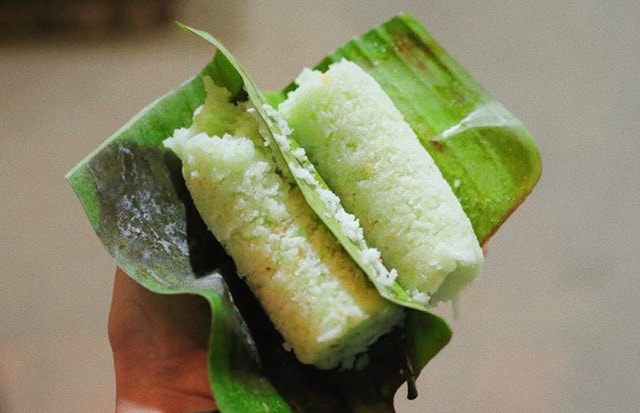 Bánh ống lá dứa miền Tây đang gây sốt trên vỉa hè Hà Nội