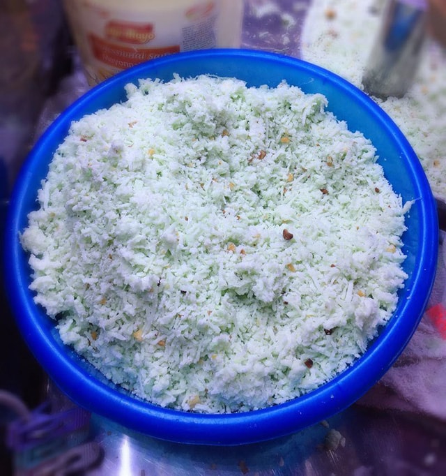 Loại bánh mới lạ ở Hà Nội này được làm từ gạo nếp, dừa, lá dứa, vừng,...