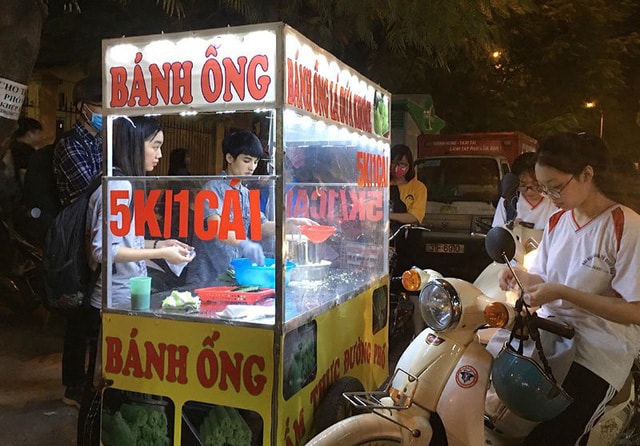 Sinh viên, dân công sở khá thích thú với loại bánh này