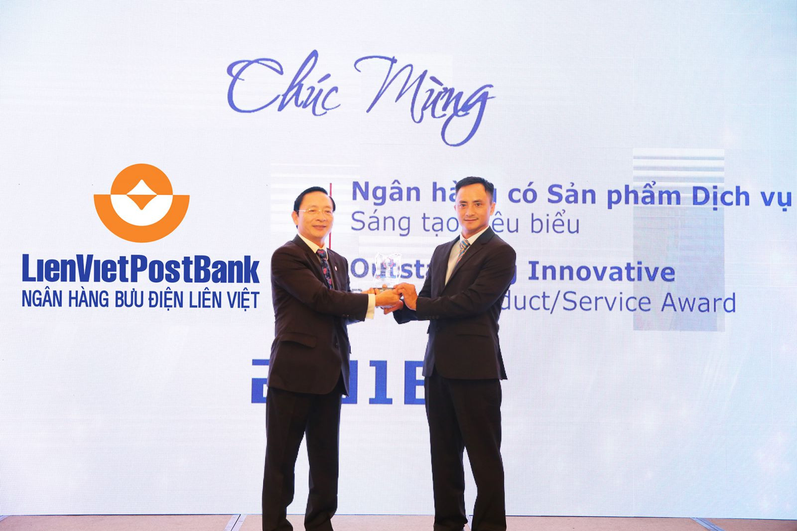 Ông Dương Công Toàn (phải) – Thành viên HĐQT LienVietPostBank đại diện nhận cúp của Ban tổ chức Giải thưởng Ngân hàng Việt Nam tiêu biểu 2018. Gi