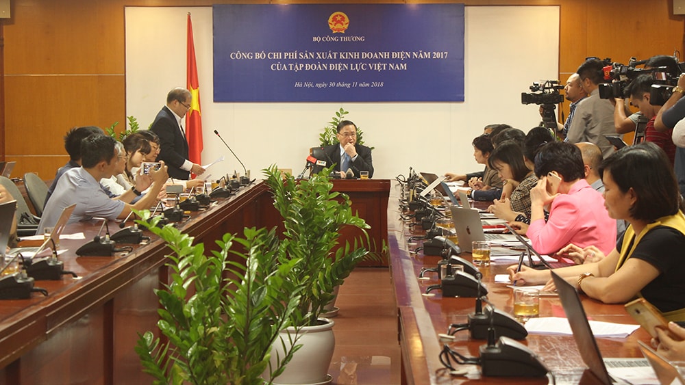 Ông Trần Tuệ Quang - Phó Cục trưởng Cục Điều tiết Điện lực đang công bố chi phí sản xuất kinh doanh điện năm 2017 của EVN