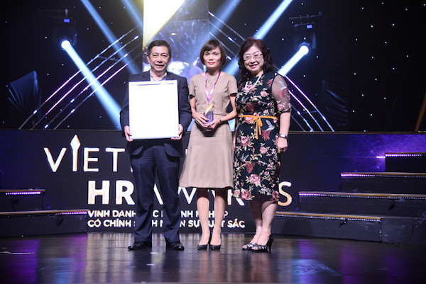 Phó Tổng Giám đốc Nguyễn Hoàng Dũng đại diện VietinBank nhận giải thưởng Vietnam HR Awards 2018