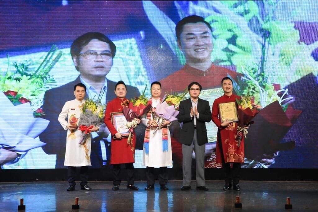 Ông Cao Hoài Thanh (Ngoài cùng bên trái) và Chủ tịch Tập đoàn Trường Tiền (Ngoài cùng bên phải) nhận giải thưởng Doanh nhân tiêu biểu thời đại Hồ Chí Minh