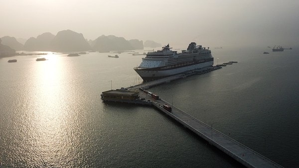 huyến tàu biển sang trọng, hiện đại mang tên Celebrity Millennium thuộc hãng tàu biển Royal Caribbean Cruise Lines của Mỹ