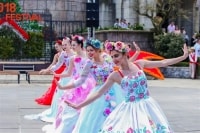 Mê mẩn trước nhan sắc của dàn nghệ sỹ Tây trong lễ hội hoa Sun World Ba Na Hills
