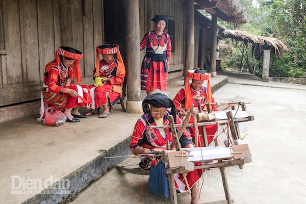 Những phụ nữ dân tộc Pà Thẻn thêu dệt những sản phầm truyền thống