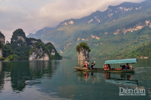 Khách du lịch trên hồ Tuyên Quang