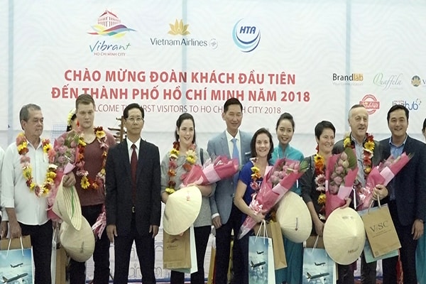 p/Dự kiến năm nay, hệ thống sân bay sẽ đón 105 triệu khách. (Lễ chào đón đoàn du khách quốc tế đến TP HCM trong năm 2018. Ảnh: V.N)