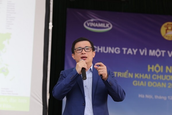 Ông Lê Văn Đức – Trưởng ban phát triển đối tác cộng đồng Vinamilk trả lời các thắc mắc của đại biểu.