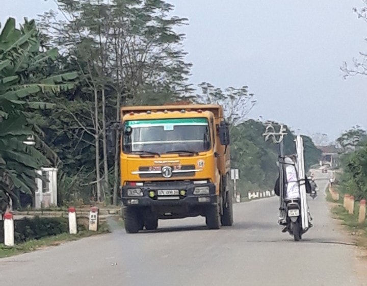 cơ quan chức năng xử phạt hành chính nhưng tình trạng khai thác, vận chuyển đất ở xã Tân Long, huyện Tân Kỳ vẫn tiếp tục tái diễn