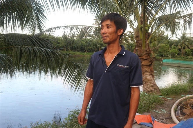 Anh Phạm Lâm Em bên ao cá thát lát cườm