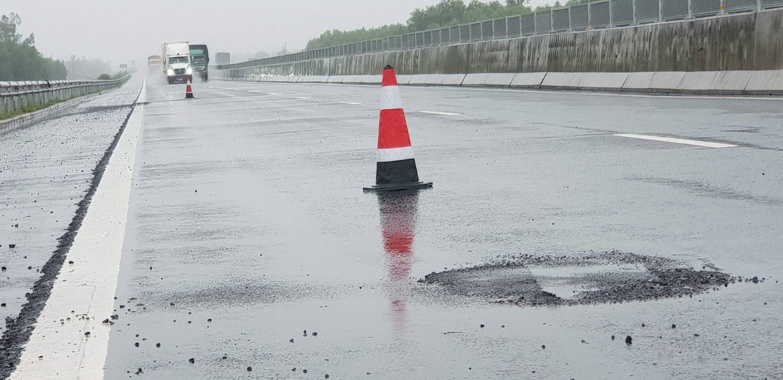 Cao tốc Đà Nẵng – Quảng Ngãi đoạn qua địa bàn tỉnh Quảng Nam lại xuất hiện hơn chục ổ voi, ổ gà