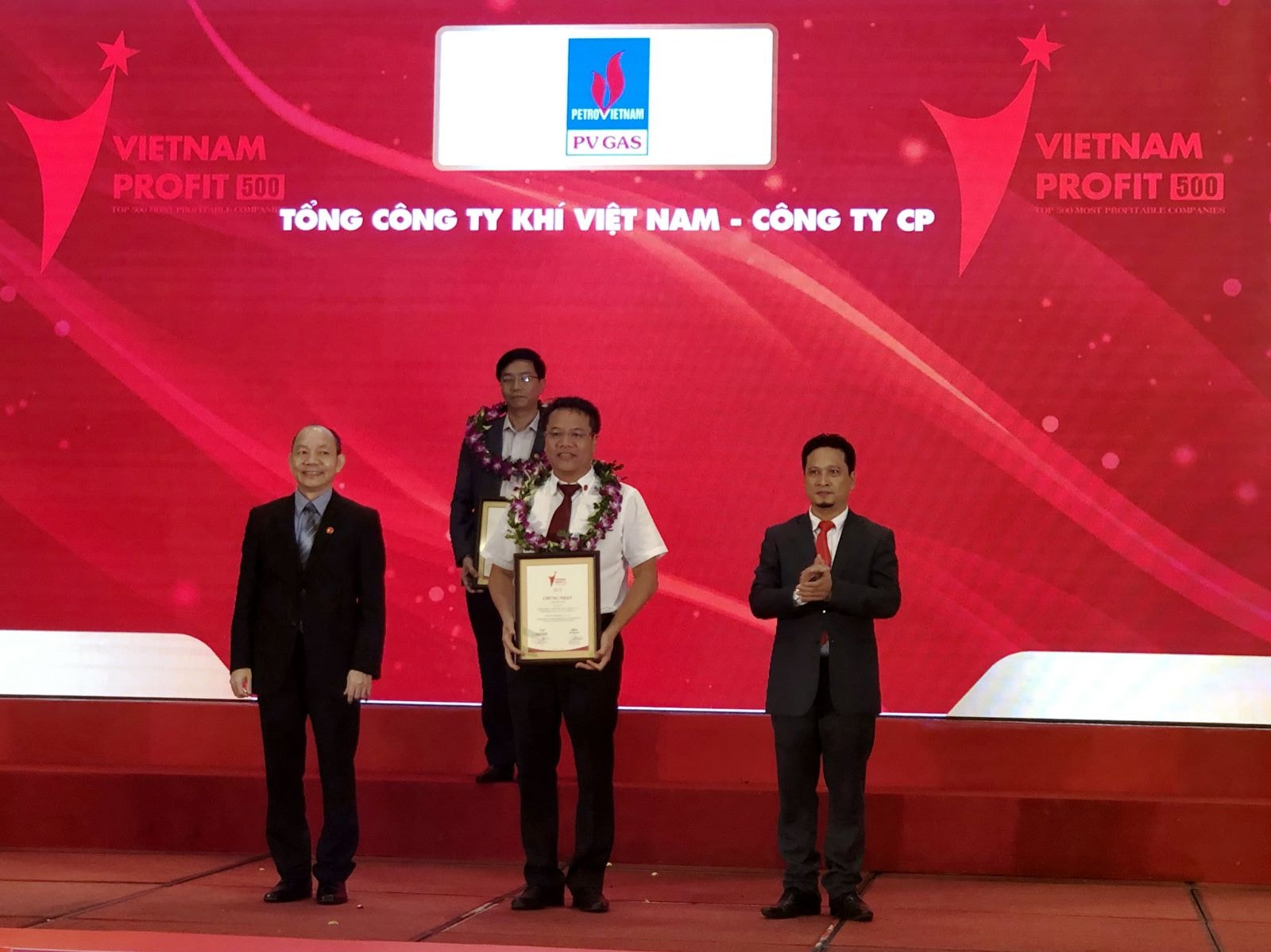 Đại diện lãnh đạo PV GAS nhận Vinh danh Top5 Profit500 – 2018