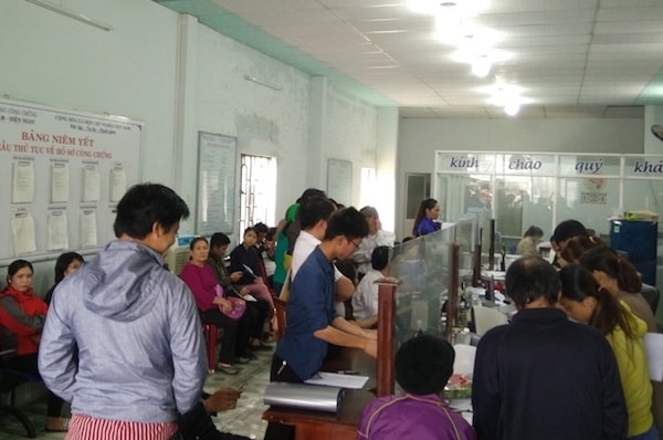 Khách hàng xếp hàng làm thủ tục chuyển nhượng quyền sử dụng đất tại 1 văn phòng công chứng huyện Điện Bàn