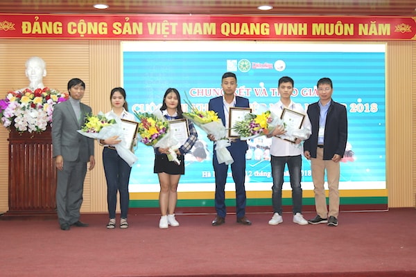Đại diện BGK trao chứng nhận, giải thường và hoa cho các dự án đã đạt giải 