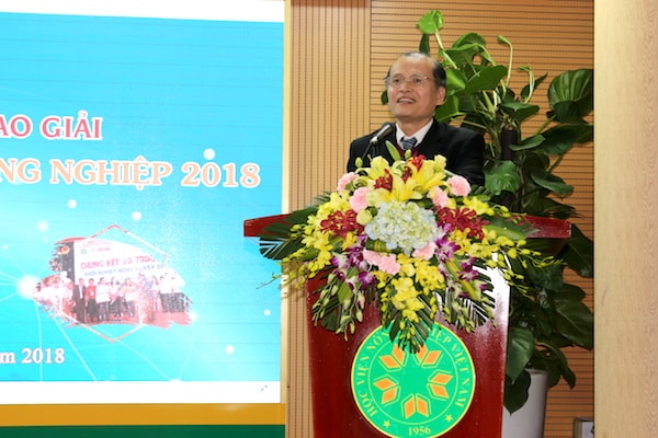 Nhà báo